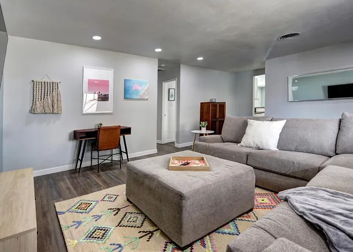 Luxury 3-Bed Home Near The Strip W/ A Poker Table