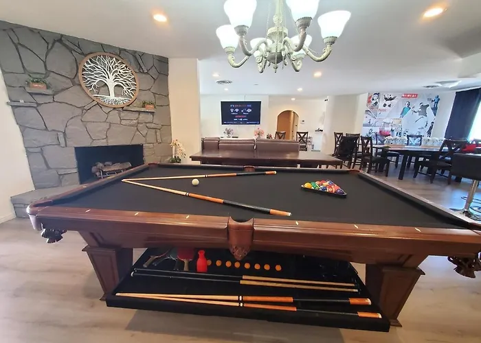 Large Estate 2 Miles To Strip With Pool