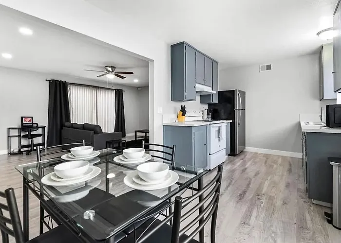 Chic 2-Bed Oasis Sleeps 6! Minutes From Strip!
