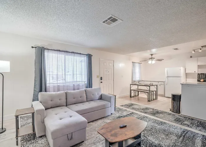 Stylish Stay Near Vegas Strip! Sleeps 6!