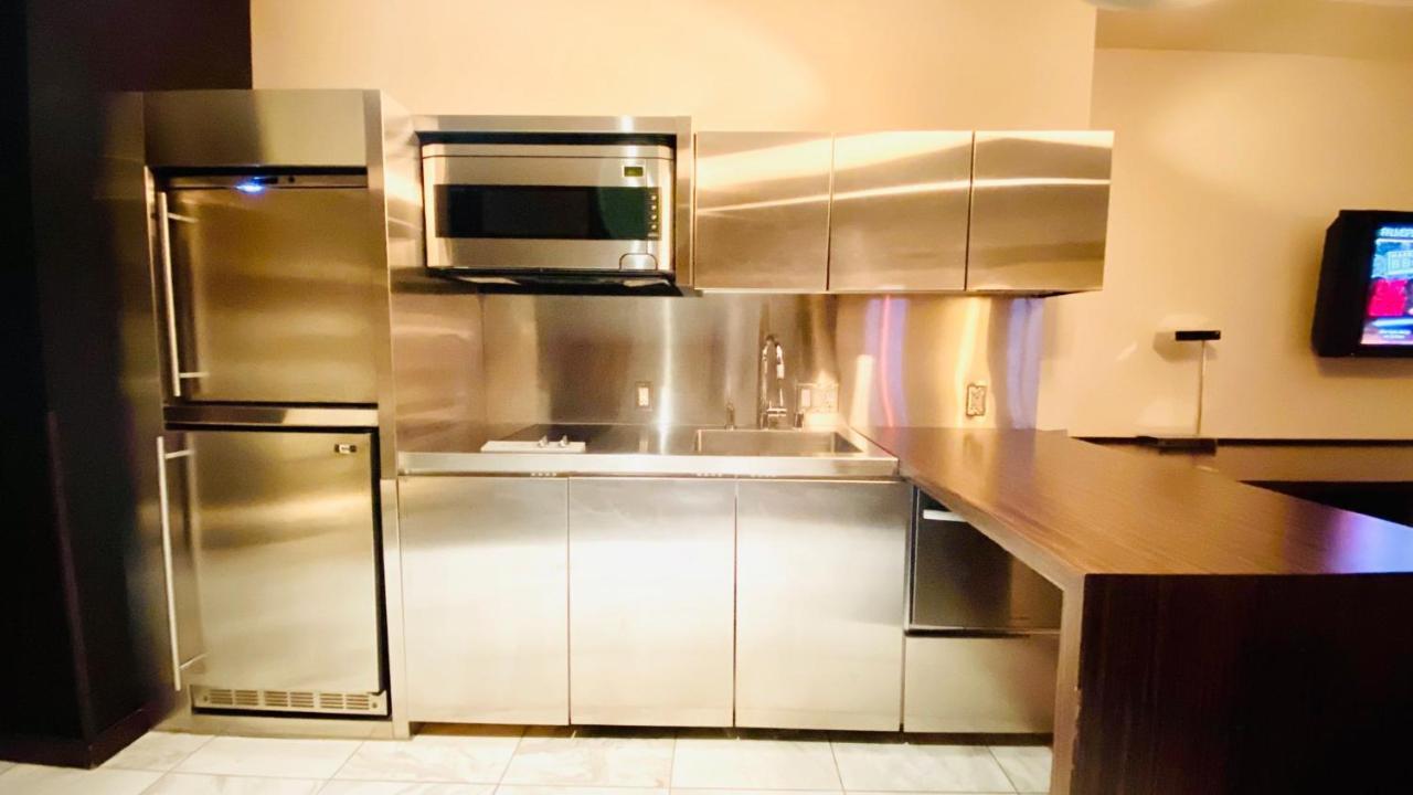 Palms Studio * No Fees * Free Valet *