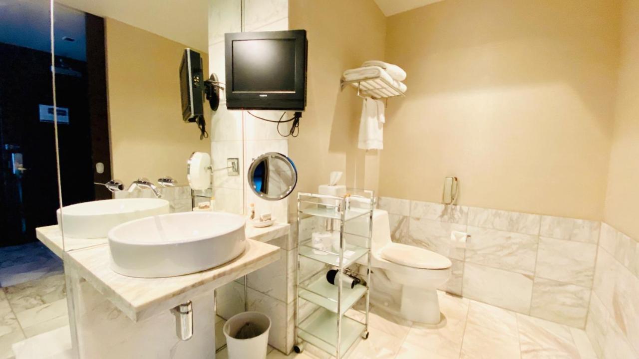 Palms Studio * No Fees * Free Valet Holiday home *