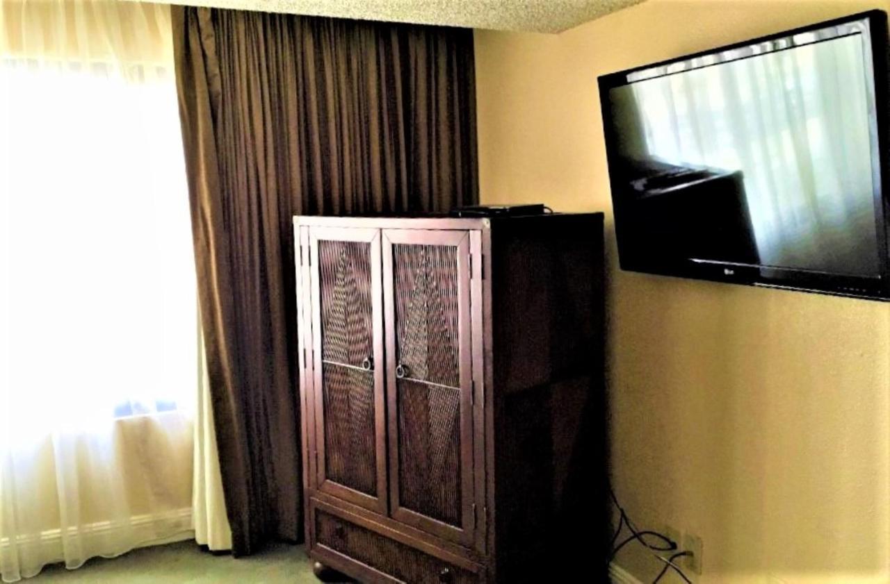 Jockey Center Strip Aparthotel 3*