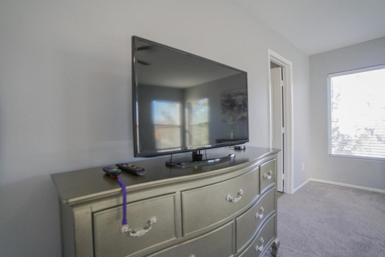 Ultra Modern Vegas 20min From The Strip Holiday home *