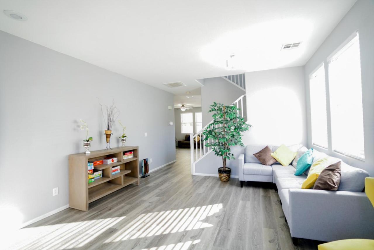 Ultra Modern Vegas 20min From The Strip Holiday home