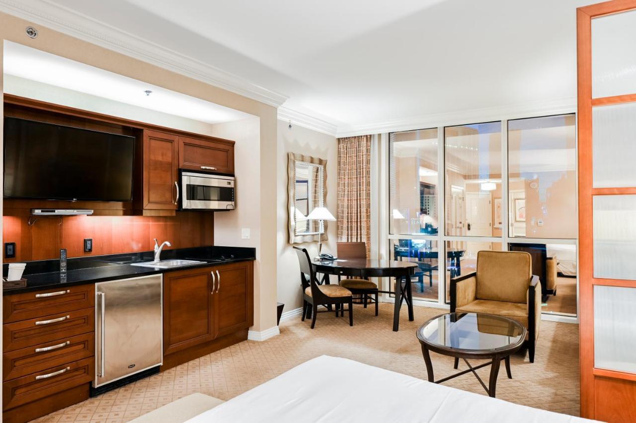 Two-bedroom Conjoined Studio W/balcony & Strip View At Signature Apartment *