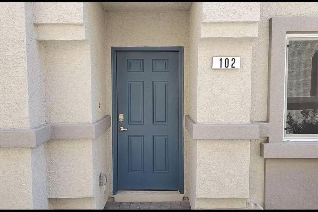 Beautiful Townhouse With King Suite! Holiday home *