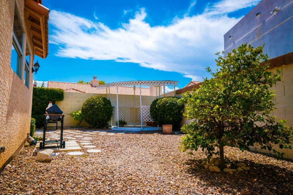 Luxury 1900 Sq Ft House Huge 46 Ft Pool & Hot Ferienhaus *