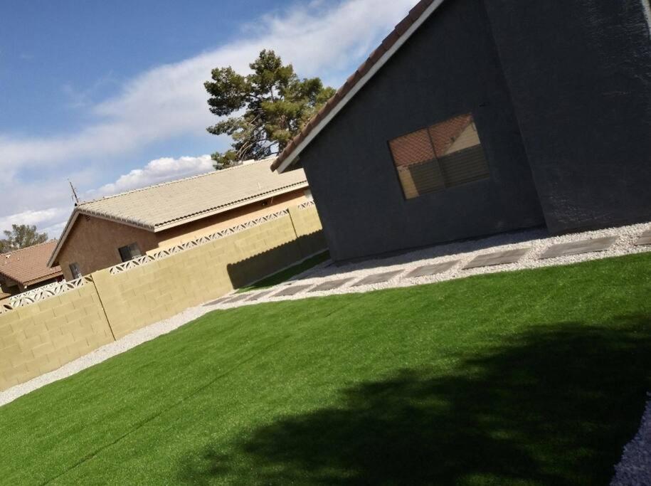 Beautiful W/ Red Door, Close To Strip/stadium Holiday home Las Vegas