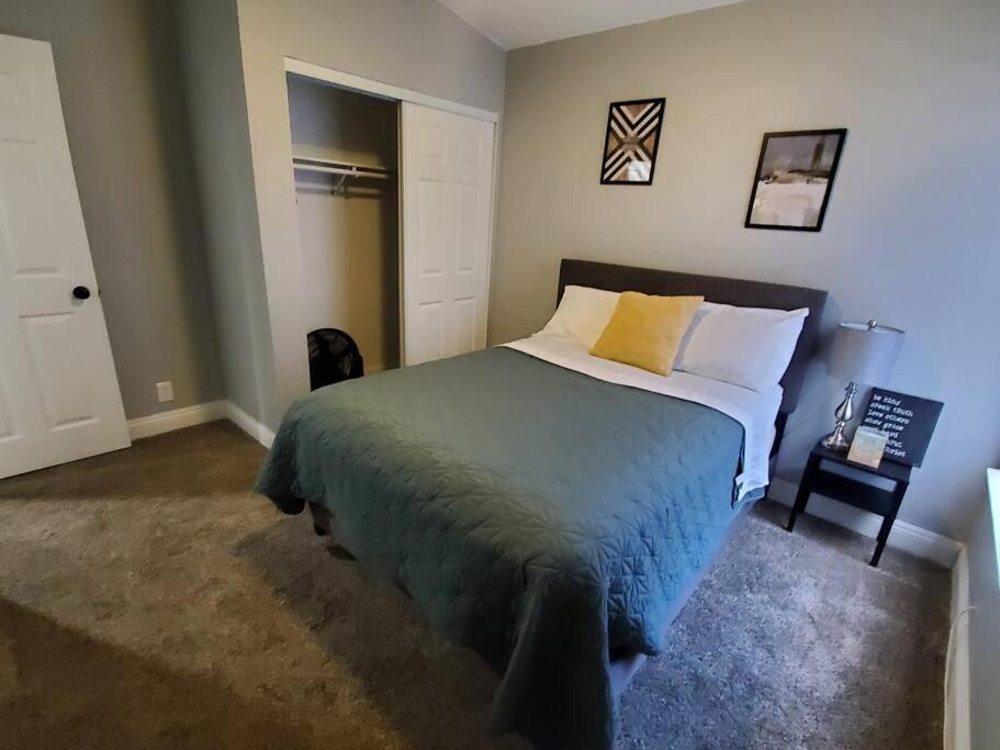 Beautiful W/ Red Door, Close To Strip/stadium Holiday home