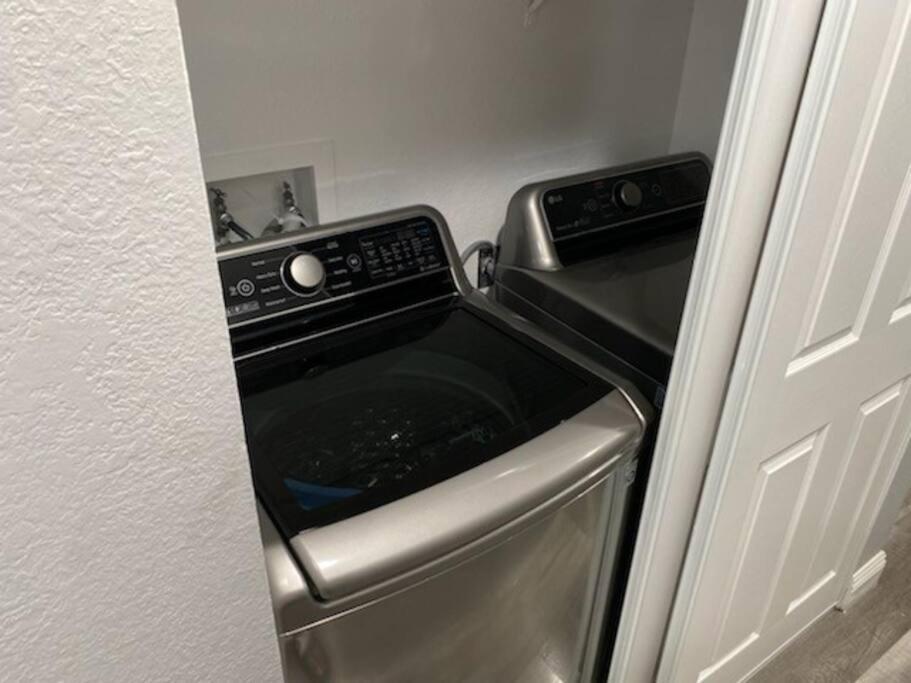 Beautiful W/ Red Door, Close To Strip/stadium Holiday home *