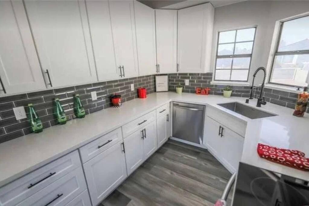 Beautiful W/ Red Door, Close To Strip/stadium Holiday home