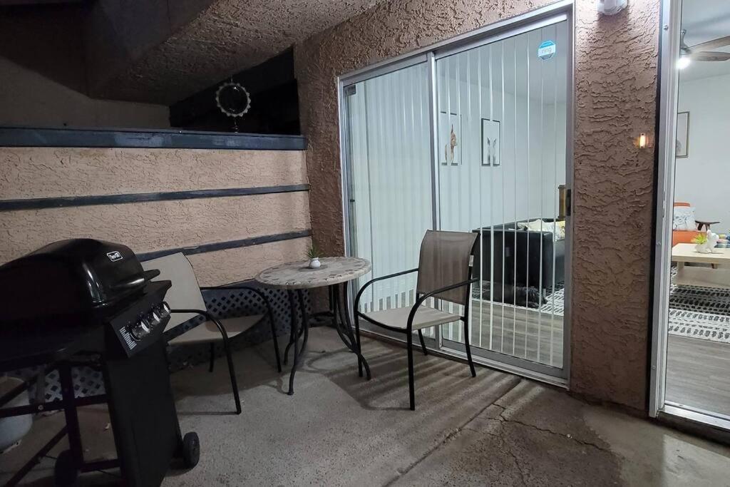 L - Fully Remodeled And Professionally Decorated Apartment