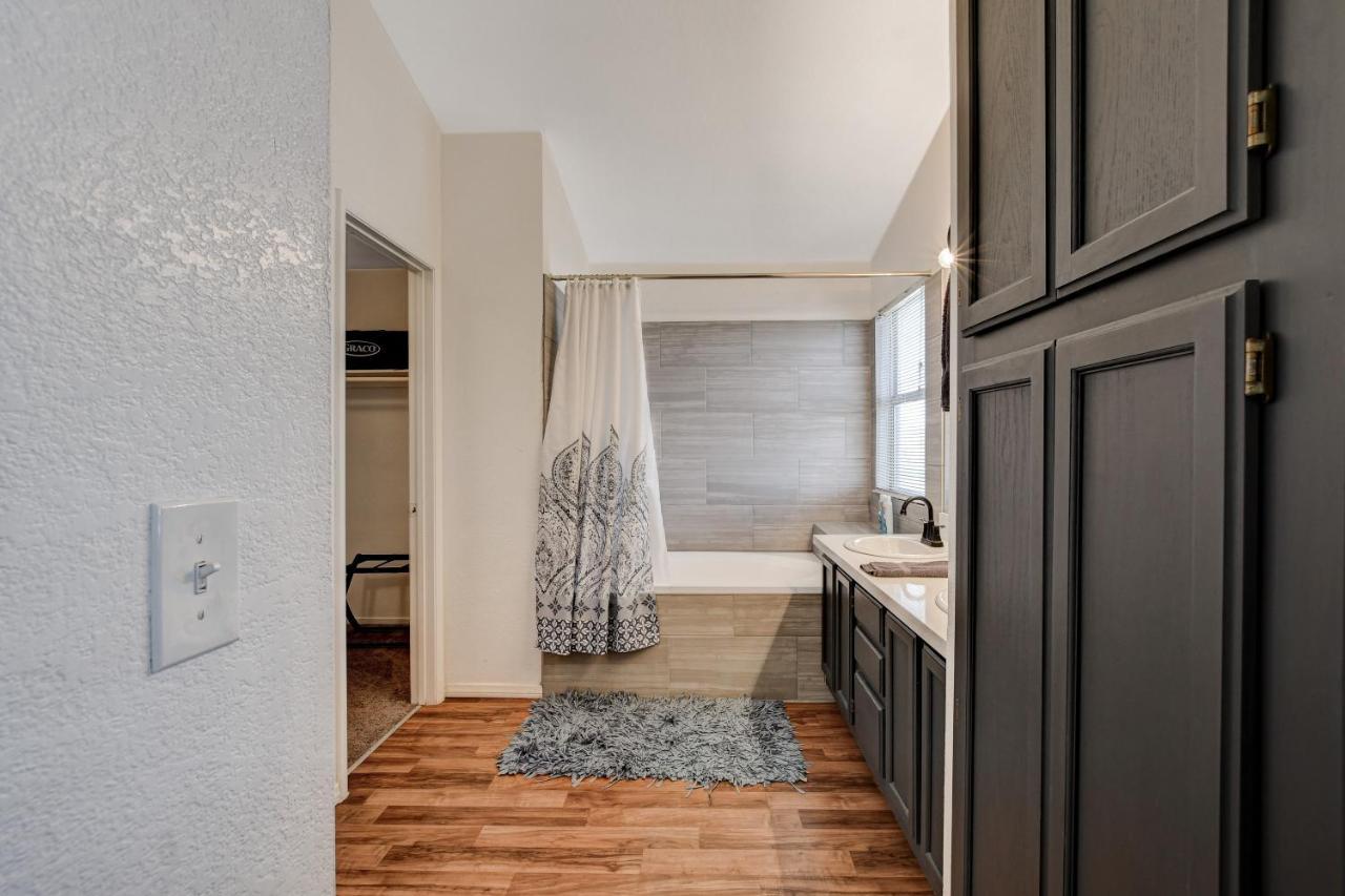 10 Min To Strip! Bright & Cozy W/ Pool Table Holiday home *