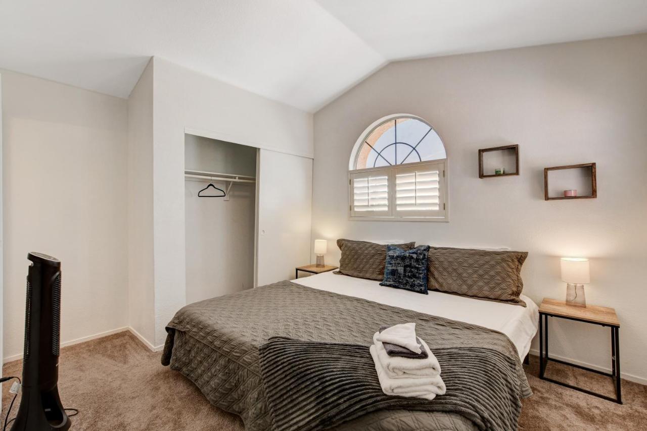 Holiday home 10 Min To Strip! Bright & Cozy W/ Pool Table