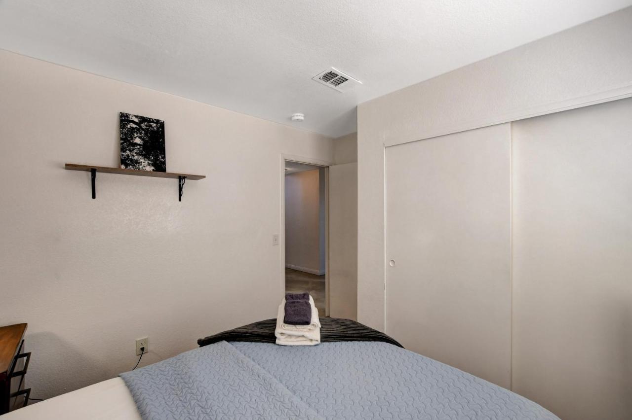 Holiday home 10 Min To Strip! Bright & Cozy W/ Pool Table Las Vegas