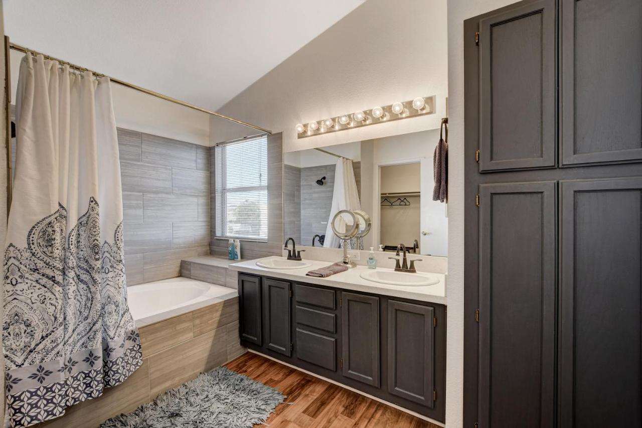 10 Min To Strip! Bright & Cozy W/ Pool Table