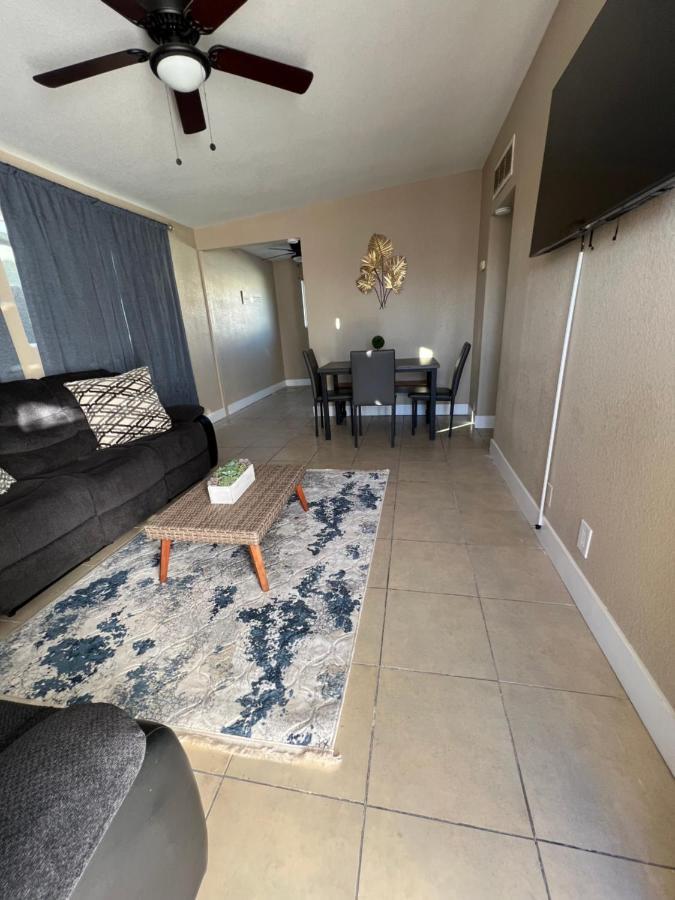 3 Bedroom Flat W/ Private Yard Apartment Las Vegas