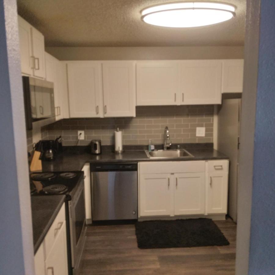 Lovely High-rise Steps Away From The Action Apartment Las Vegas