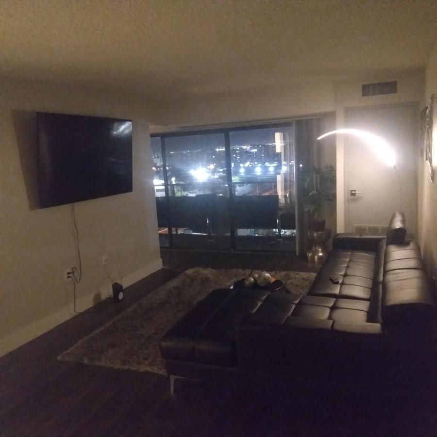 Lovely High-rise Steps Away From The Action * Las Vegas