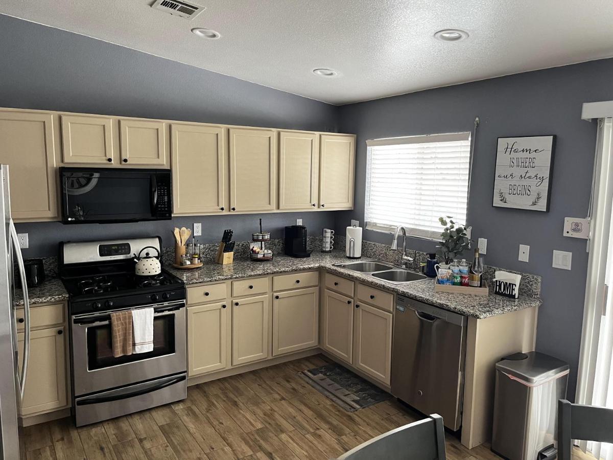 Vintage Whit 3 Bedroom And Billard Table Holiday home Las Vegas