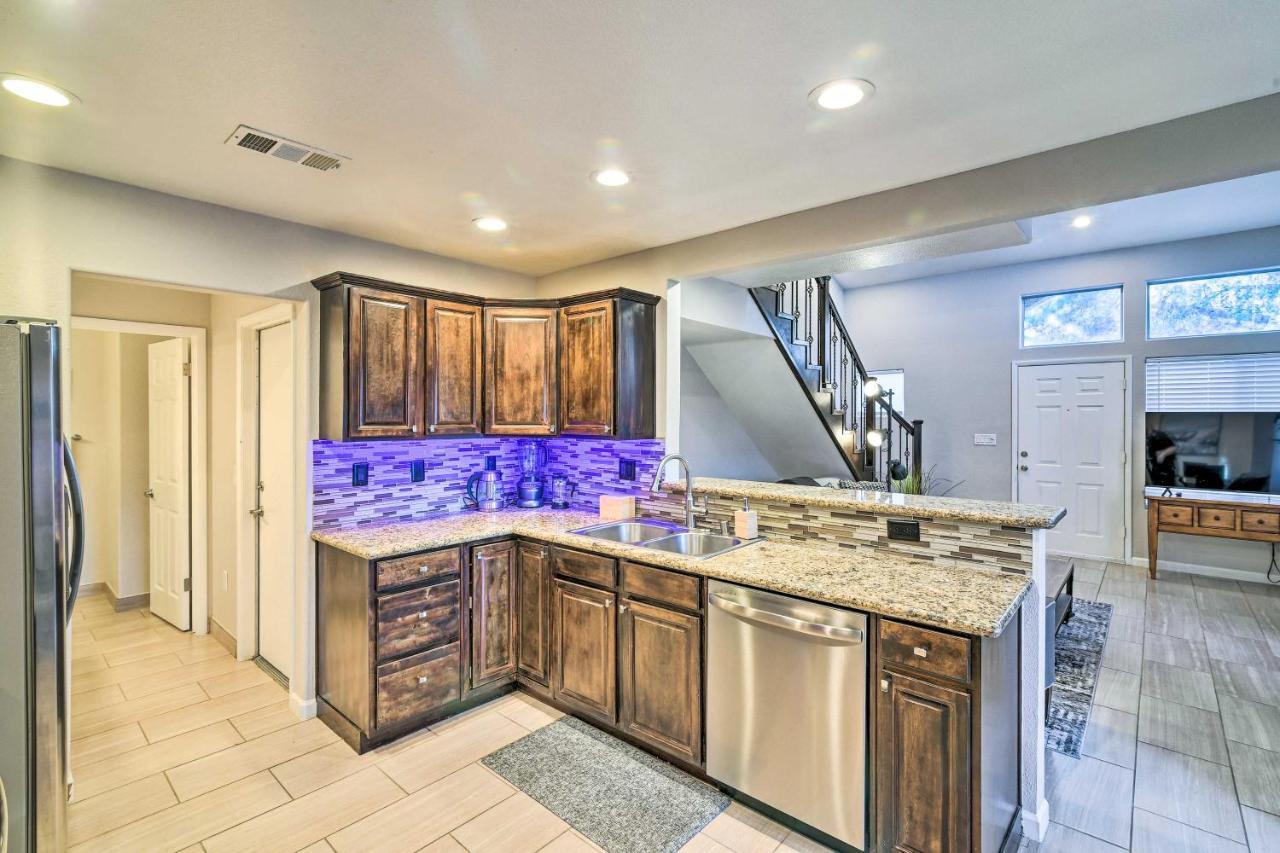 Ferienhaus Contemporary Vegas Townhome With Community Pool