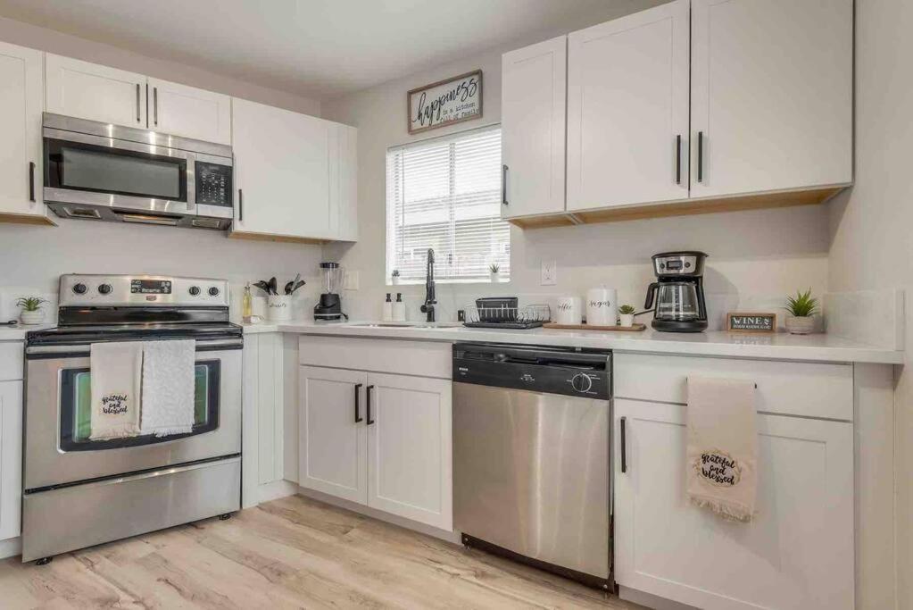 Cozy Home! 16 Min Away From Strip And Fremont Apartment *