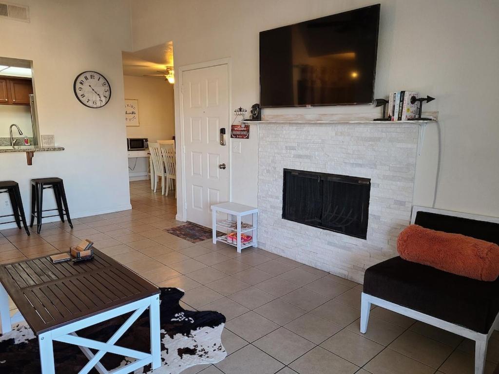 2bed 1 Bath Near Nellis Afb & The Strip Apartment