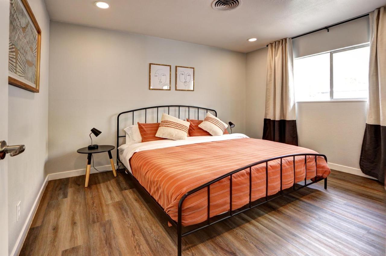 Luxury 3-bed Near The Strip W/ A Poker Table