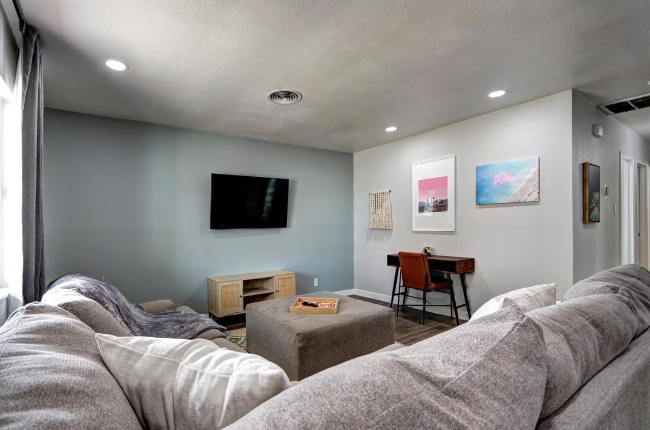 Luxury 3-bed Near The Strip W/ A Poker Table