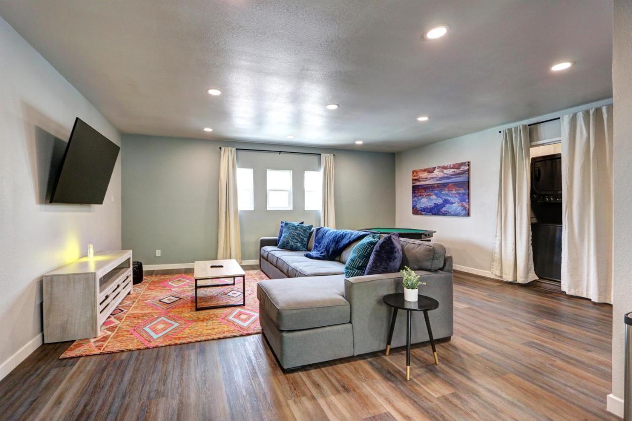 Luxury 3-bed Near The Strip W/ A Poker Table Holiday home Las Vegas
