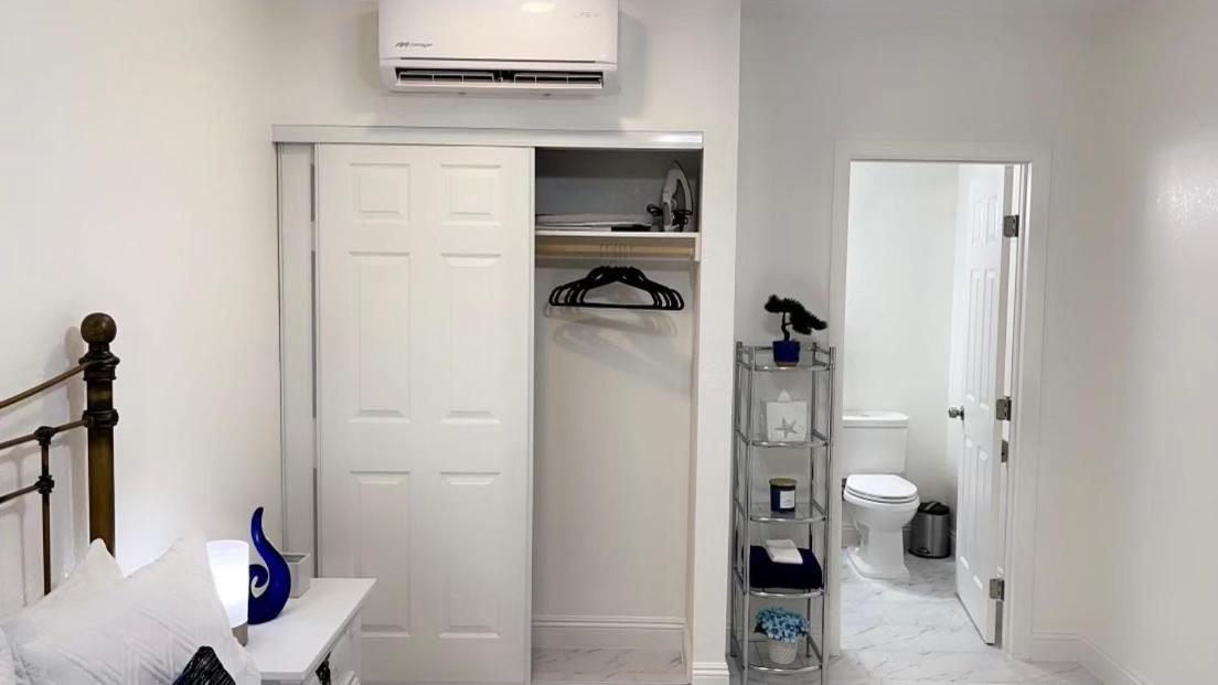 , 5 Min Away From Airport. Apartment *