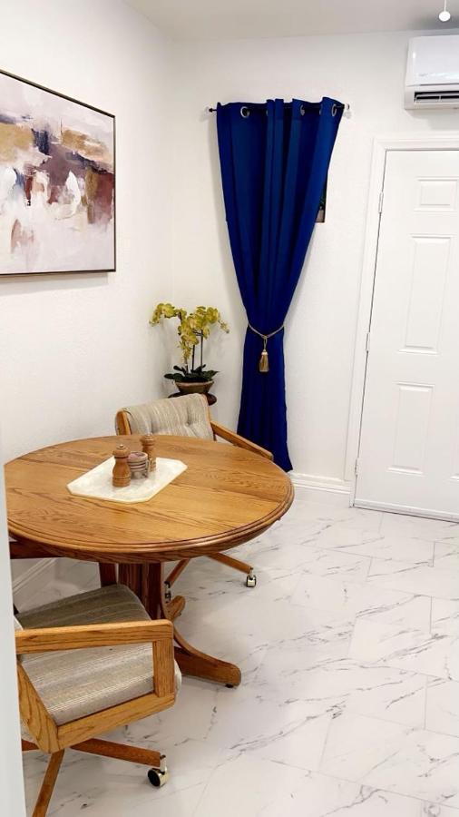 , 5 Min Away From Airport. Apartment *