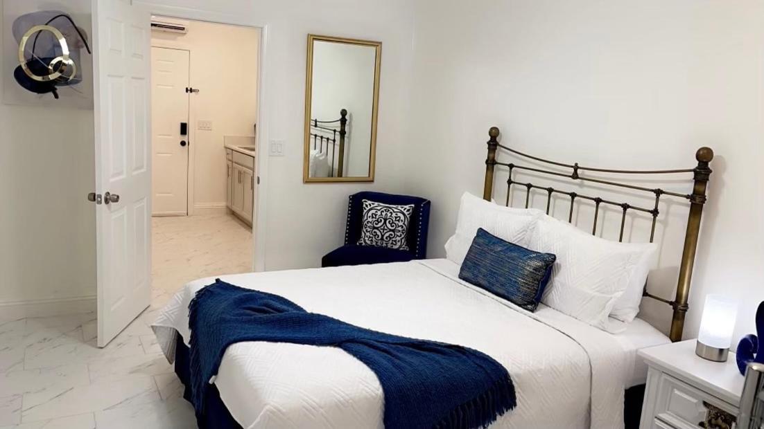 , 5 Min Away From Airport. Apartment *
