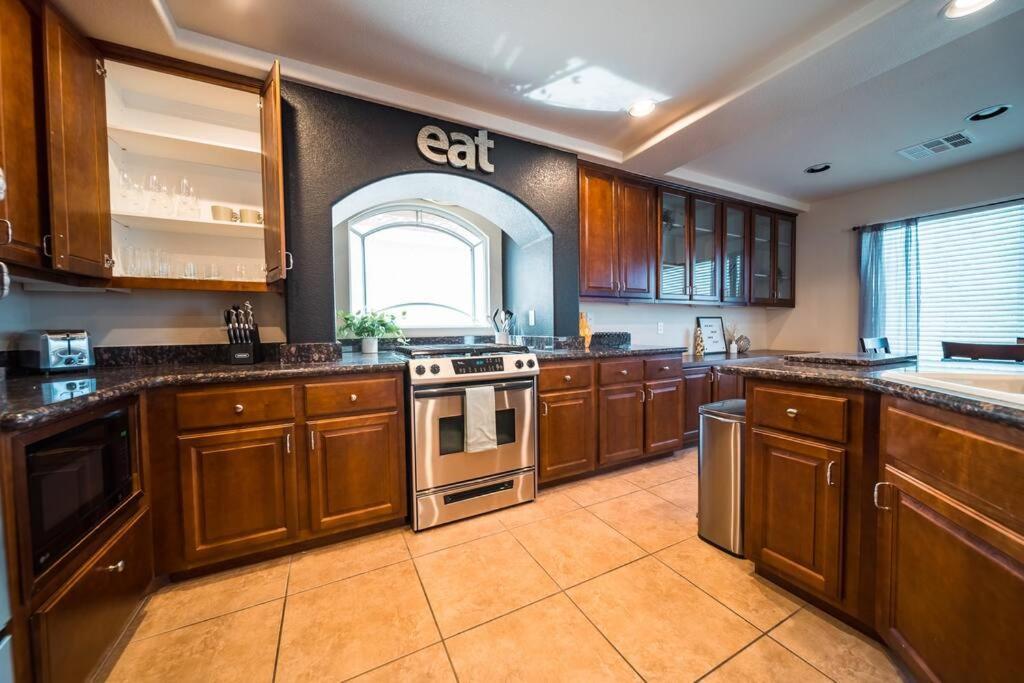 Stunning 4 Bedroom House With Hot Tub By Lv Strip Villa *