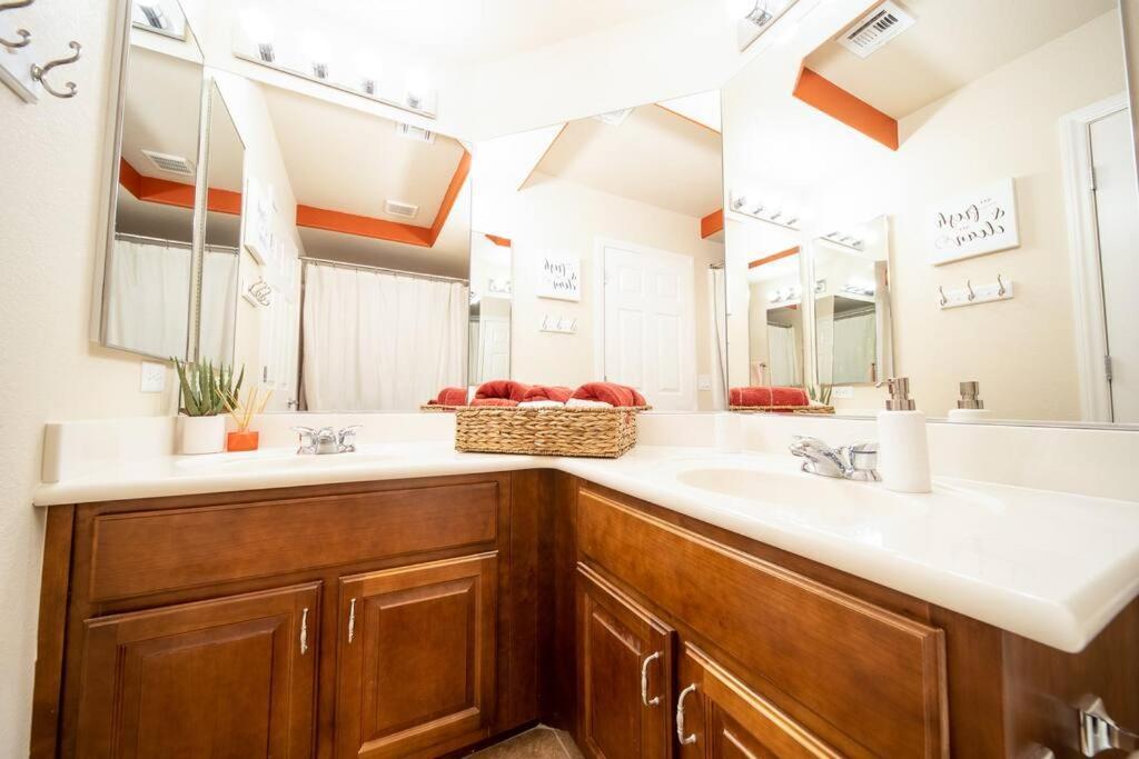 Stunning 4 Bedroom House With Hot Tub By Lv Strip Las Vegas