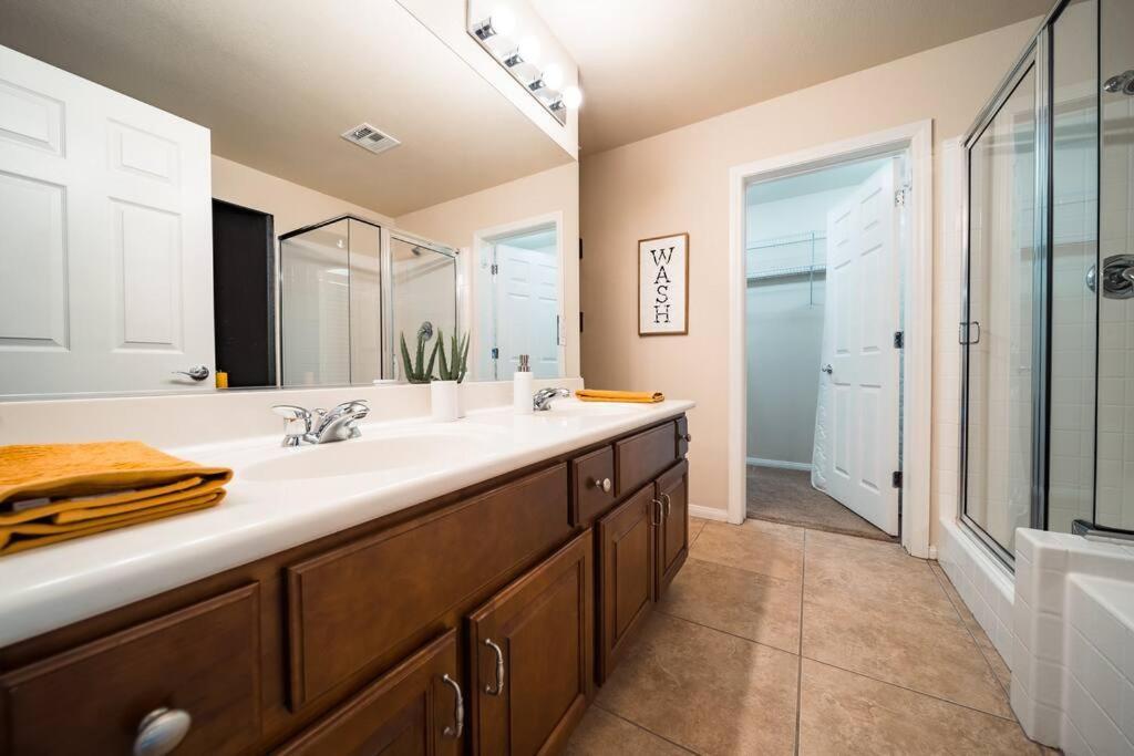 Stunning 4 Bedroom House With Hot Tub By Lv Strip Villa *