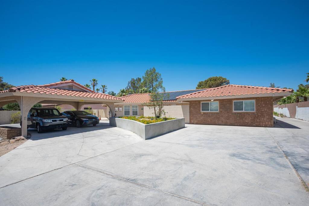 5 Large Studio With Full Kitchen, Laundry And Bath *