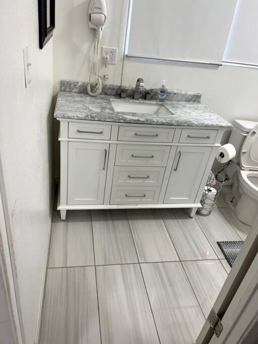 5 Large Studio With Full Kitchen, Laundry And Bath Apartment *