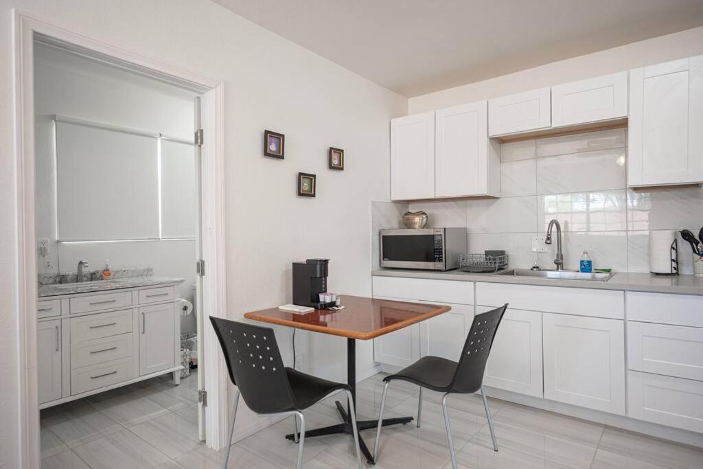 Apartment 5 Large Studio With Full Kitchen, Laundry And Bath Las Vegas