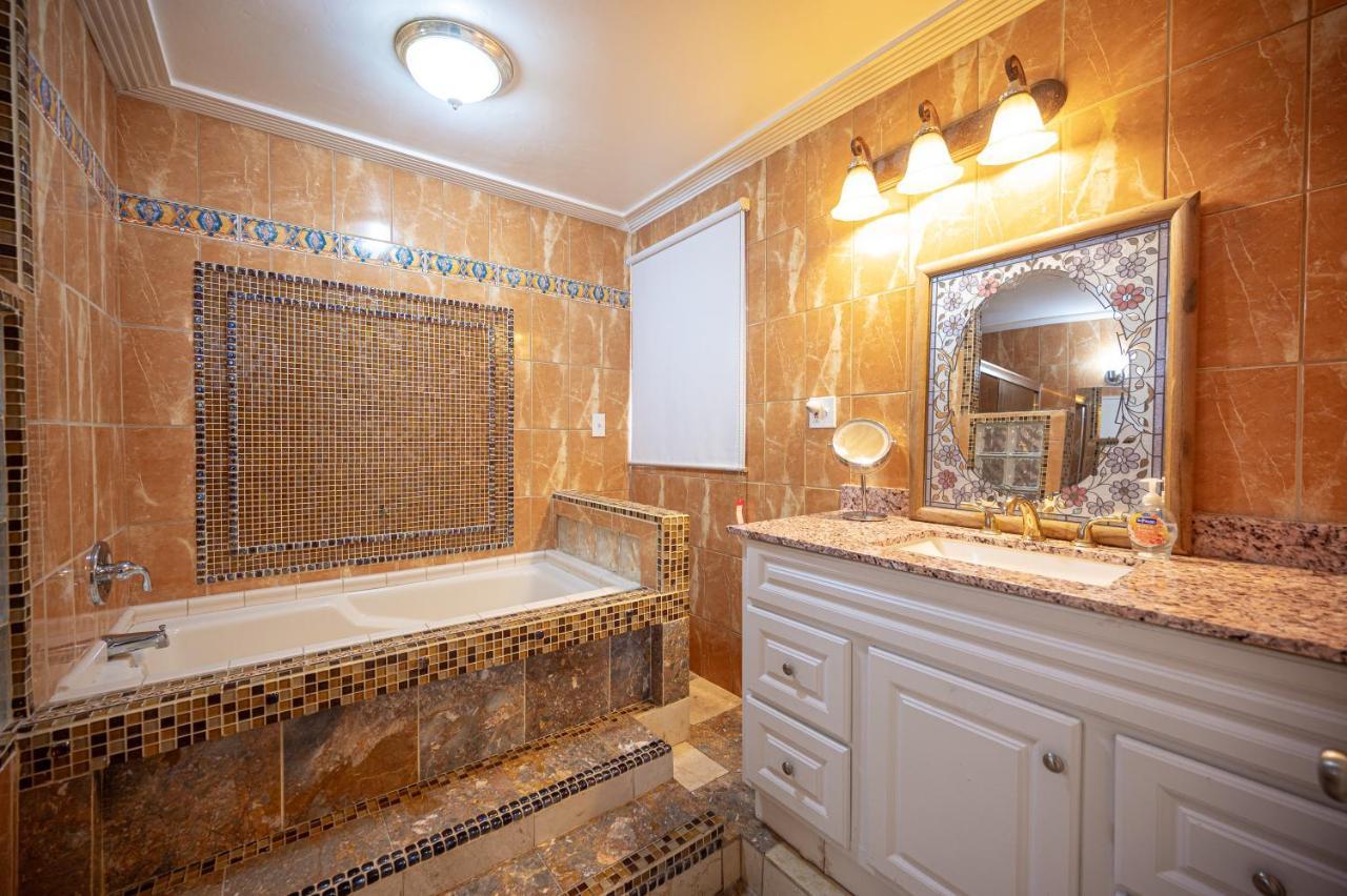 3124 S Torrey Pines Dr 16 *