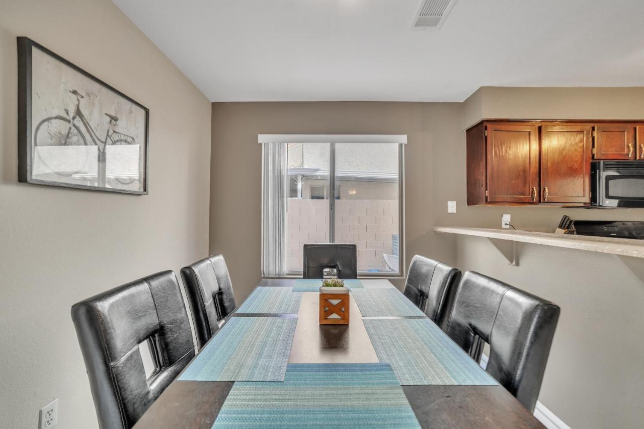 Vegas Oasis With Sparkling Pool Holiday home Las Vegas