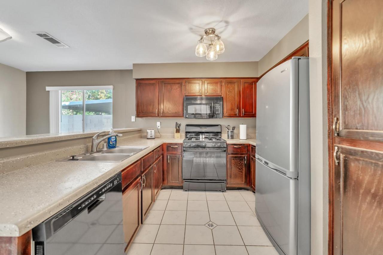 Vegas Oasis With Sparkling Pool Holiday home *