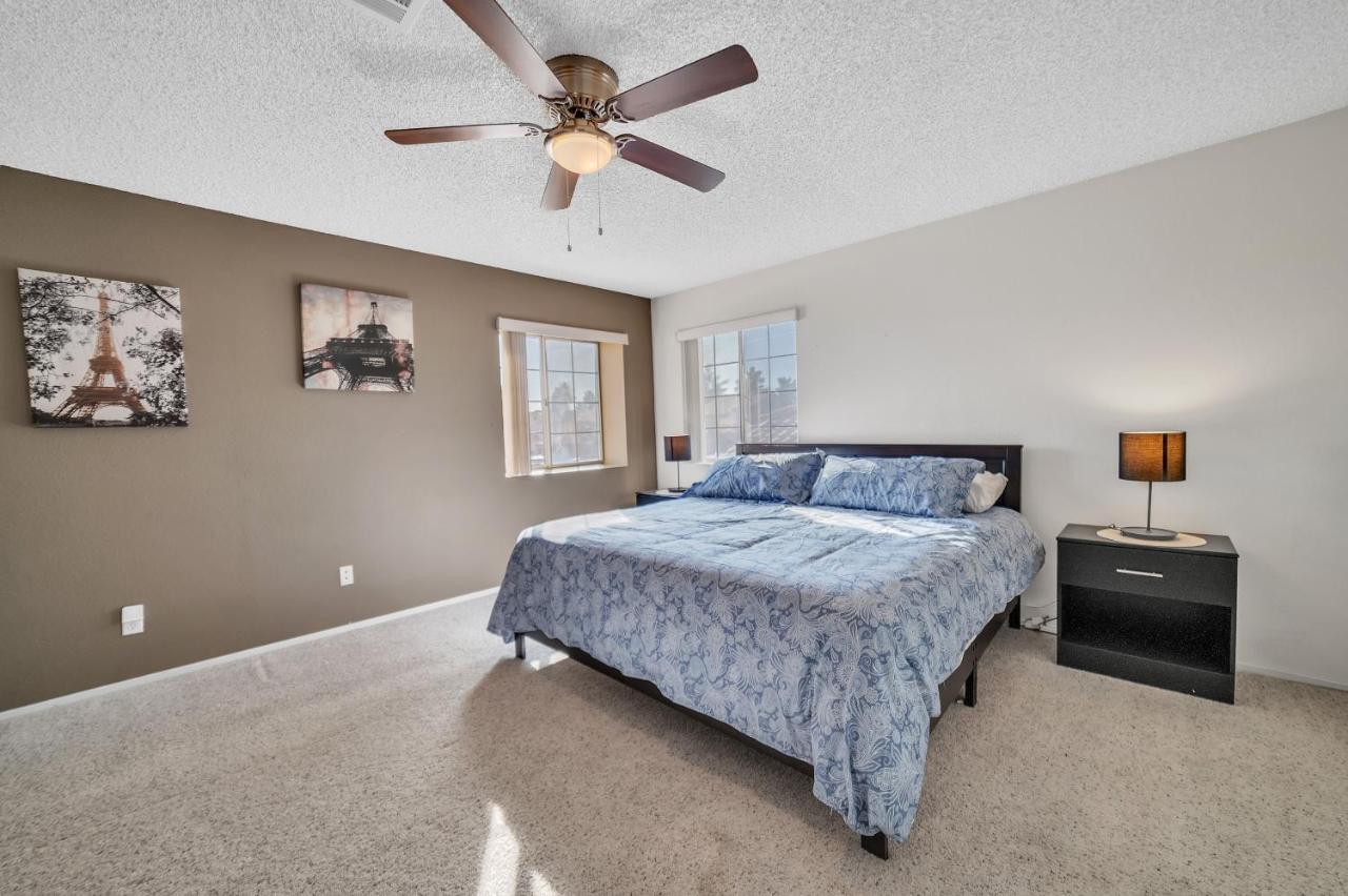 Vegas Oasis With Sparkling Pool Holiday home Las Vegas