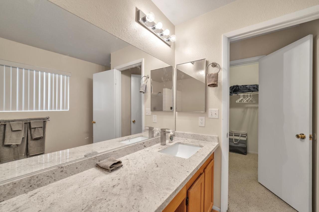 Vegas Oasis With Sparkling Pool Holiday home Las Vegas