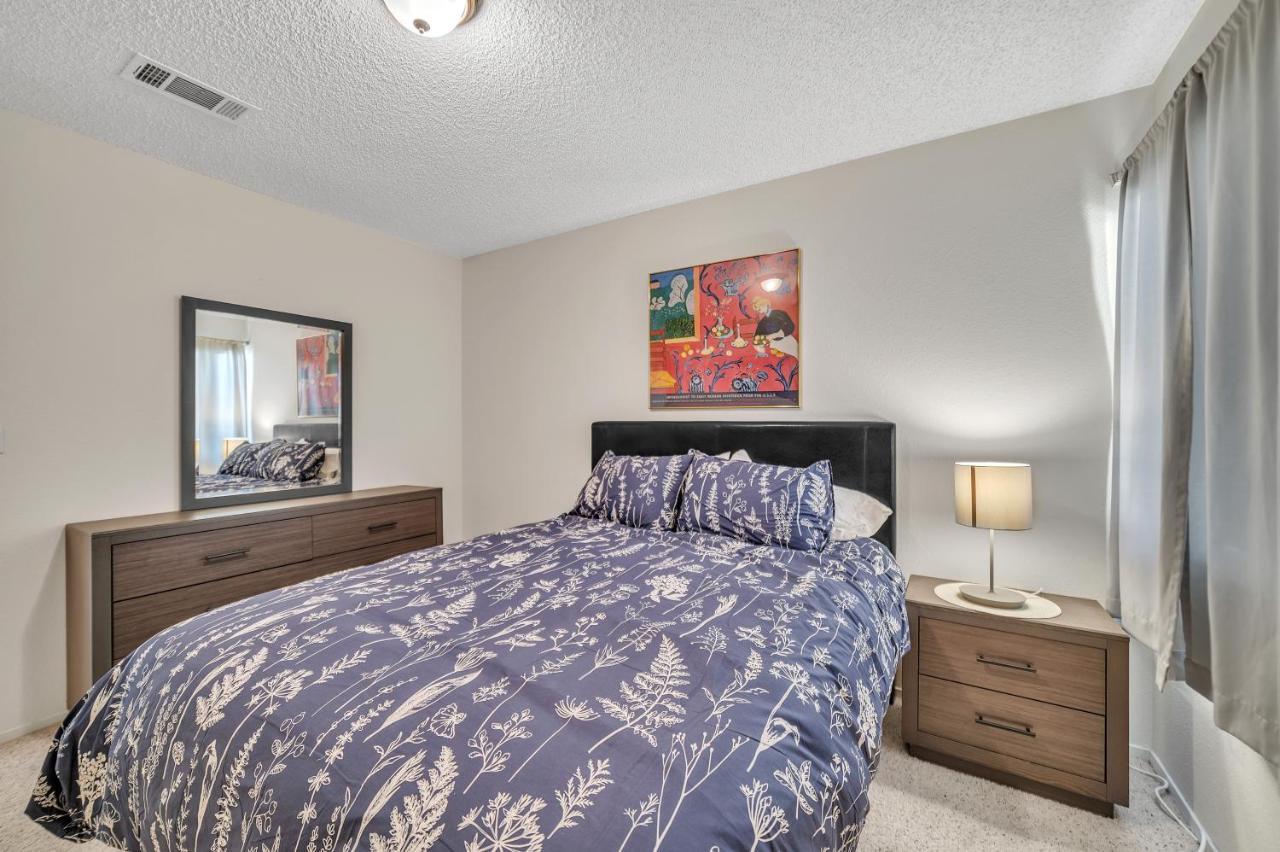 Vegas Oasis With Sparkling Pool Holiday home Las Vegas