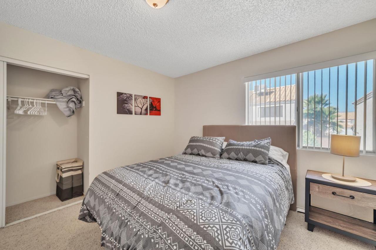 Vegas Oasis With Sparkling Pool Holiday home Las Vegas