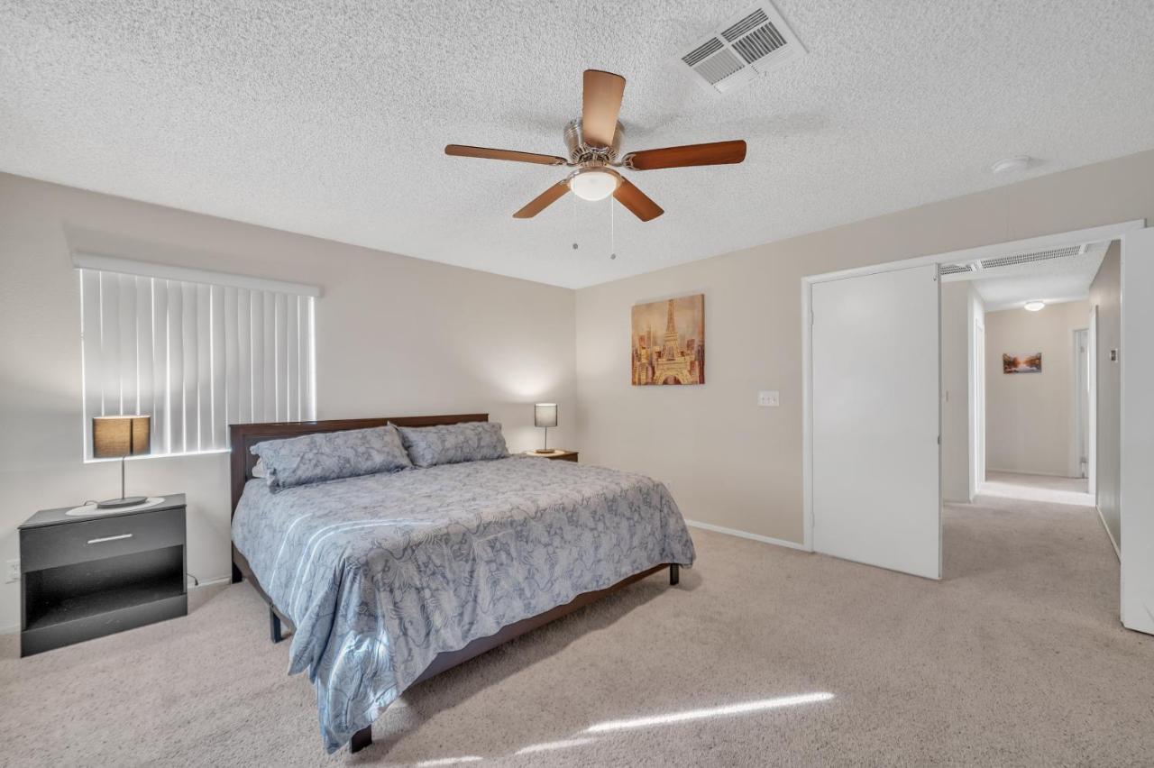 Vegas Oasis With Sparkling Pool Holiday home Las Vegas