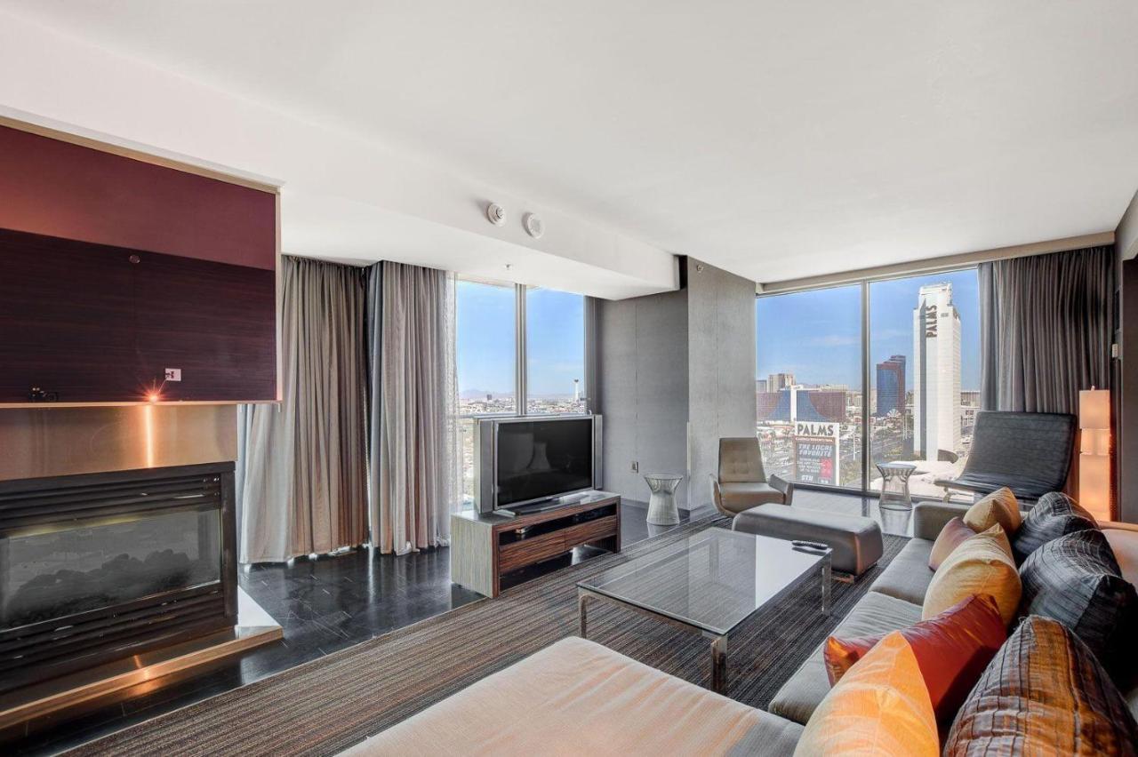 One Bedroom With Strip Views 22nd Floor. *