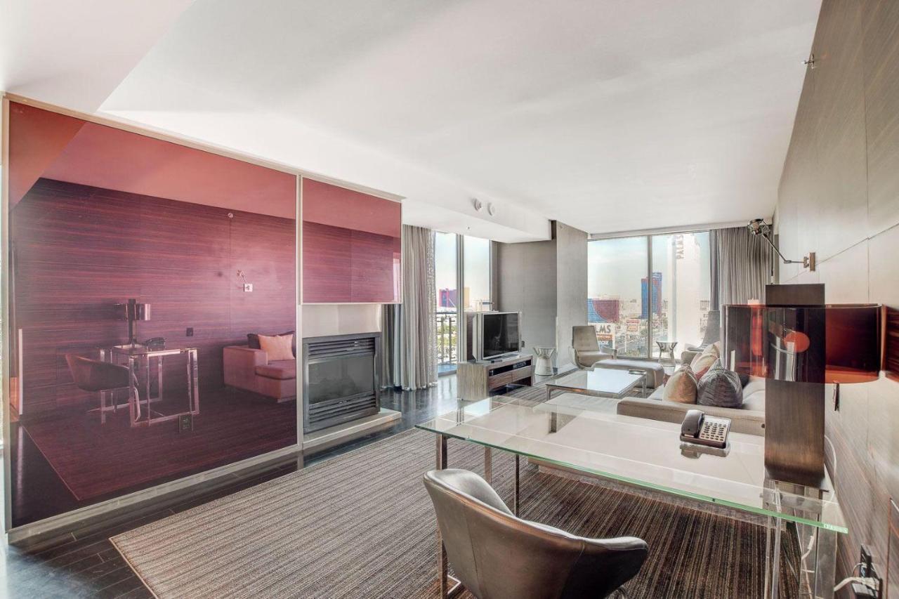 One Bedroom With Strip Views 22nd Floor.
